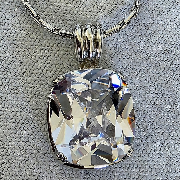 Stunning White Gold Cubic Zirconia Pendant Earrings Set Rhodium - Picture 6 of 9